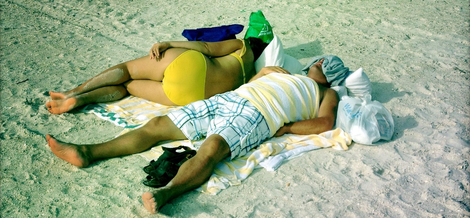 Schlafende Manager am Strand